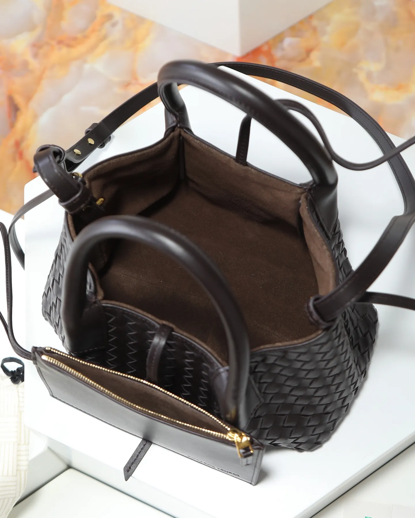 1000. BOTTEGA VENETA's 2025 new product pinacoteca has super soft leather, and the weaving function, practicality and relaxed fashion sense have not been lost ❤️‍🔥Amway is a must-have bag for sisters when going out. The size also accurately meets the commuting needs of urban beauties, and it can fit everything! ! ! 🔥The capacity should not be underestimated~ It doesn’t pick the person, the occasion, or the occasion. With its majestic curved outline, exquisite woven texture, delicate edges and rounded handles, this woven vegetable basket bag truly achieves the goal of “dressing up and being fashionable without getting in the way”~ Are you interested in Jimei? Style number: 819004 Size: 24*15*12cm